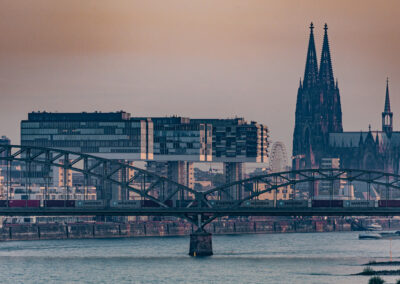 Köln Kranhäuser und Dom © flofoto.de